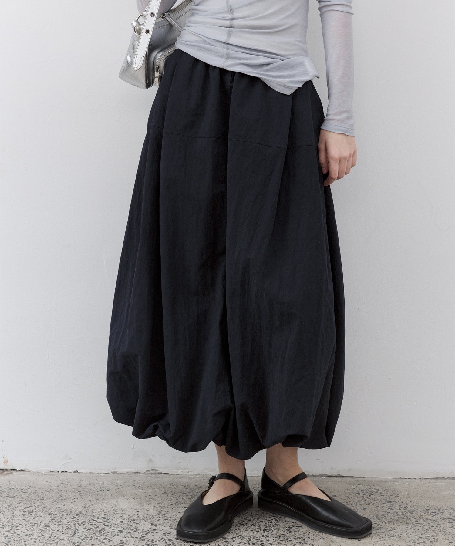 Narrow Volume Silhouette Skirt