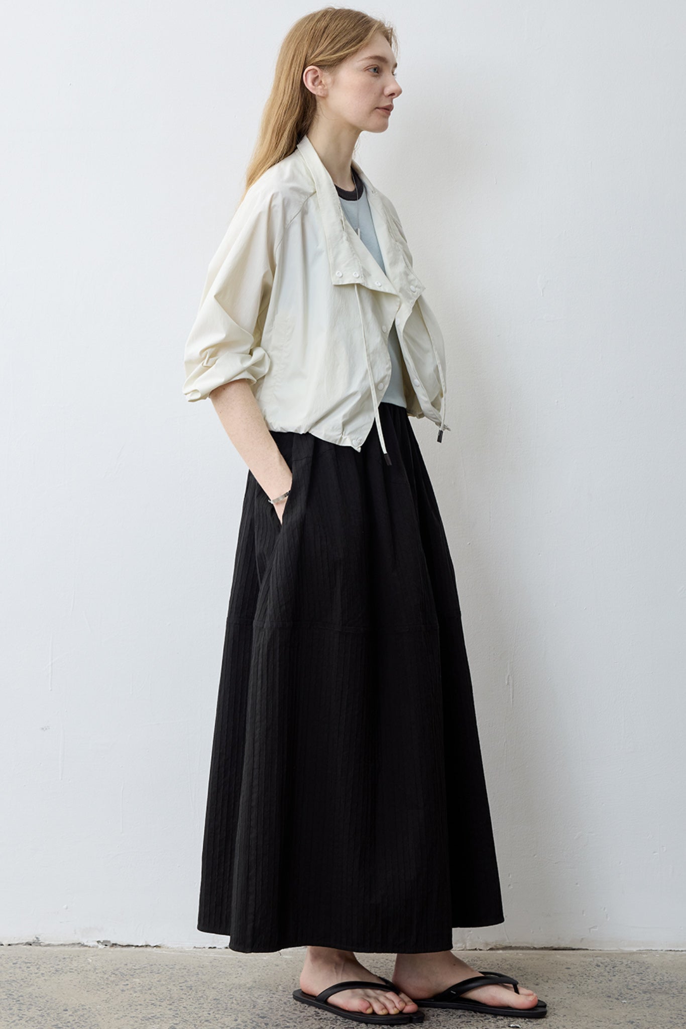 [tageechita] "T" embroidered Lina low straight pants