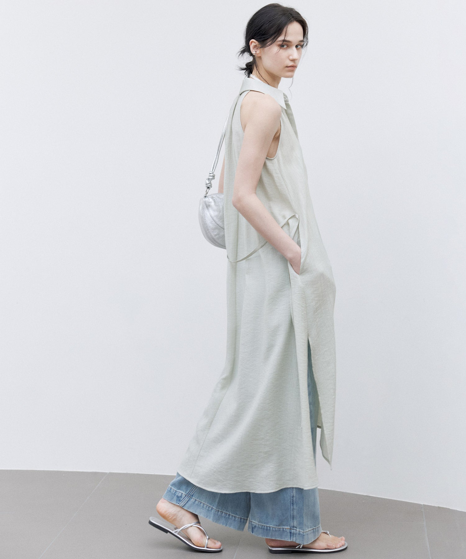 Light Wash Curved Wide-Leg Jeans with High Waist