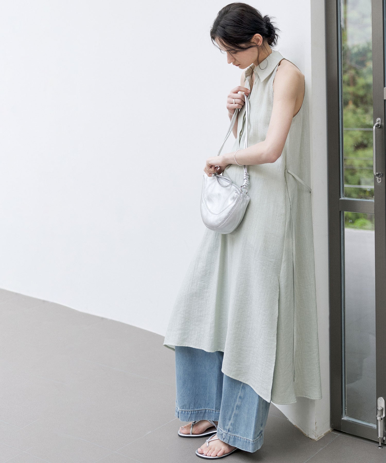 Light Wash Curved Wide-Leg Jeans with High Waist