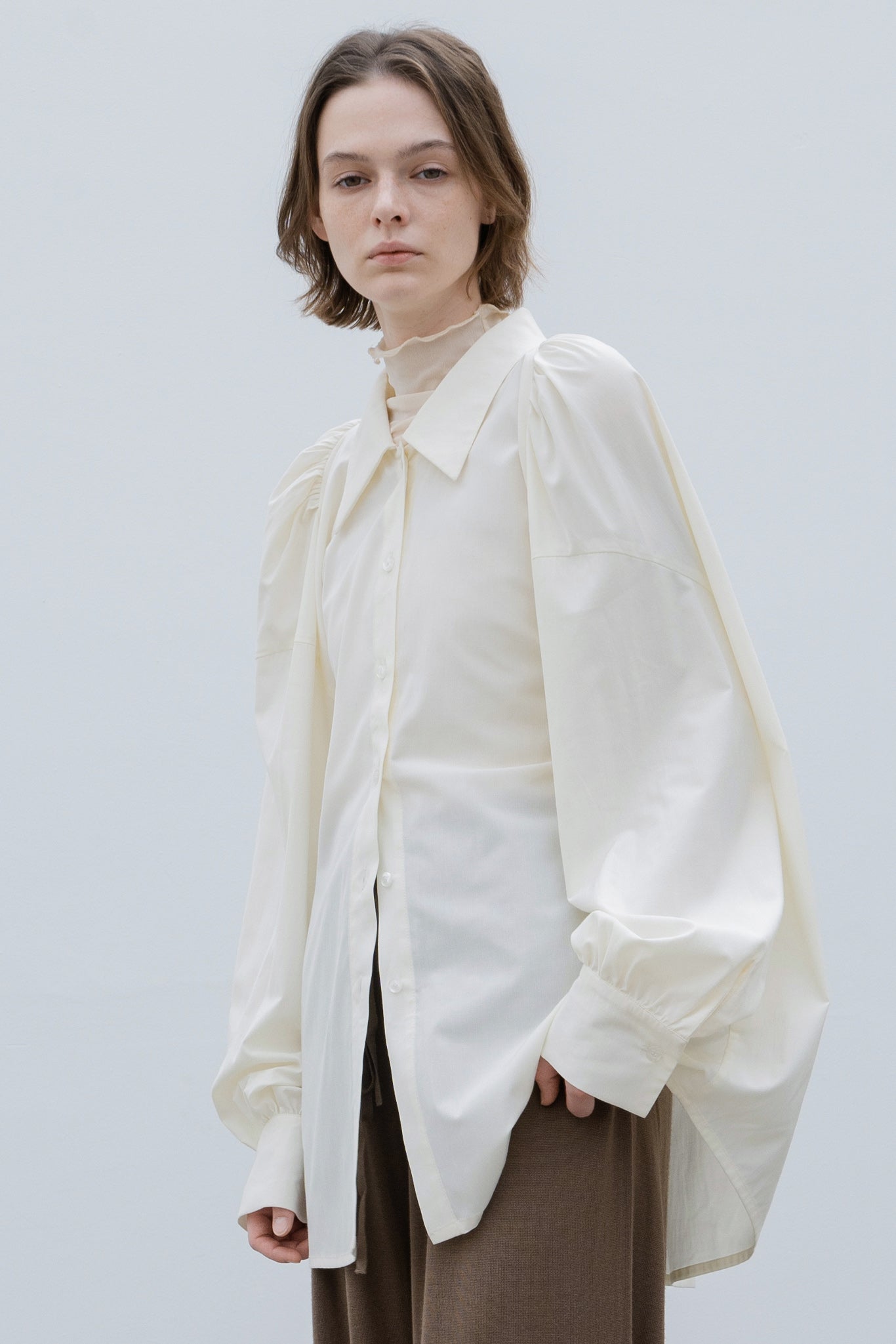 Gathered tuck shoulder volume sleeve over silhouette shirt 