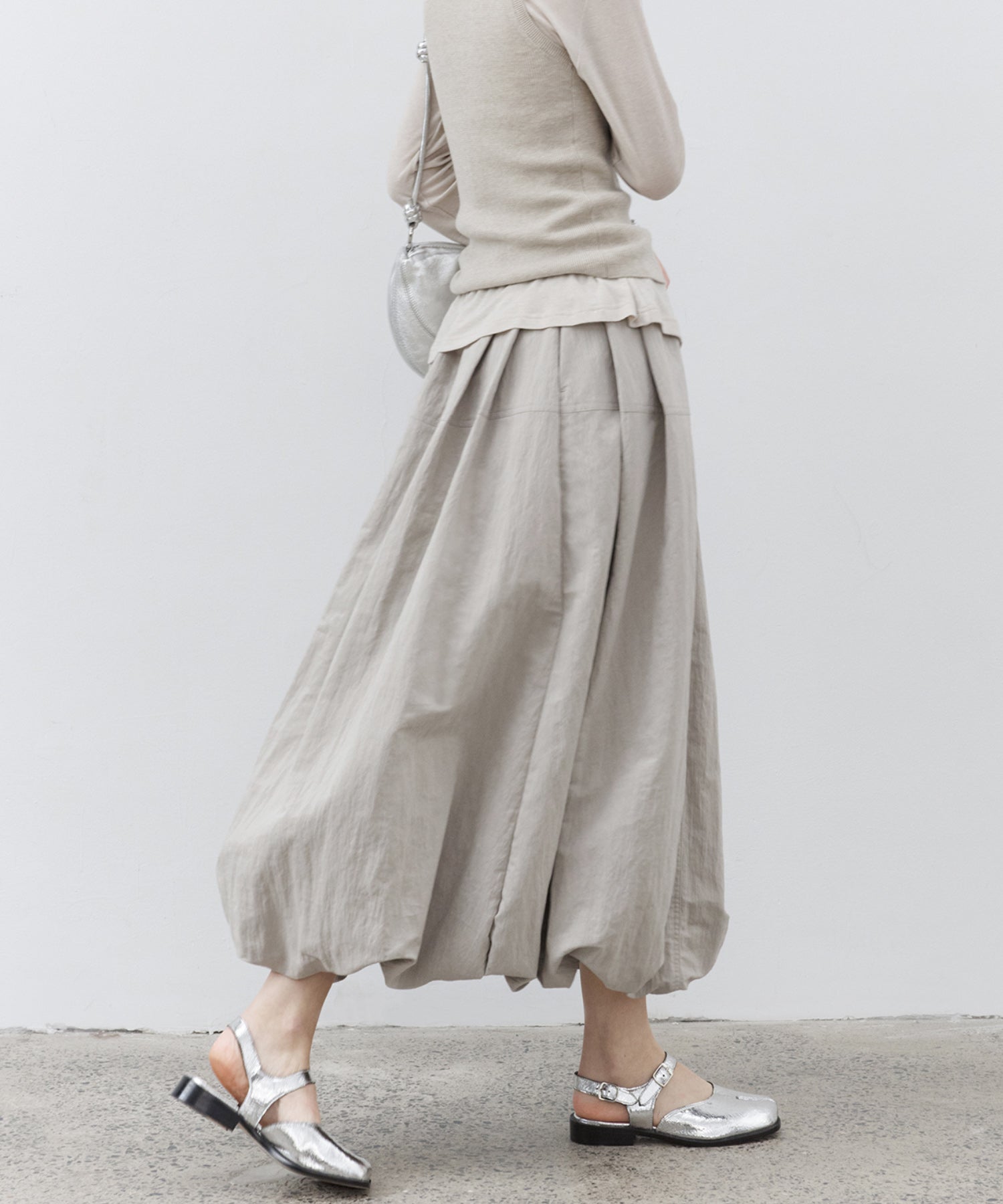 Narrow Volume Silhouette Skirt