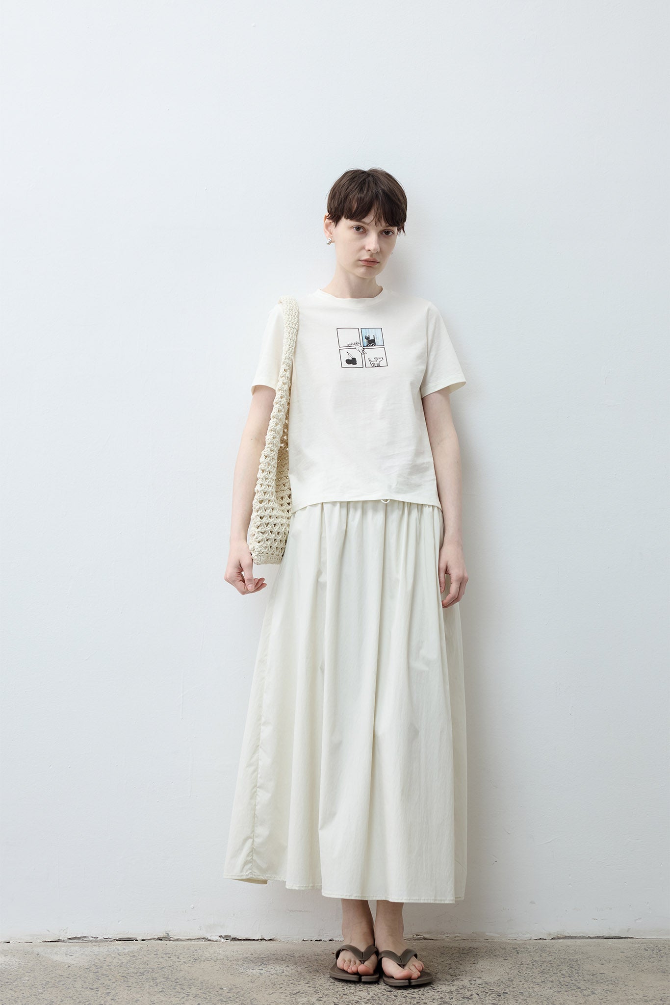 [tageechita] "T" embroidered Lina low straight pants