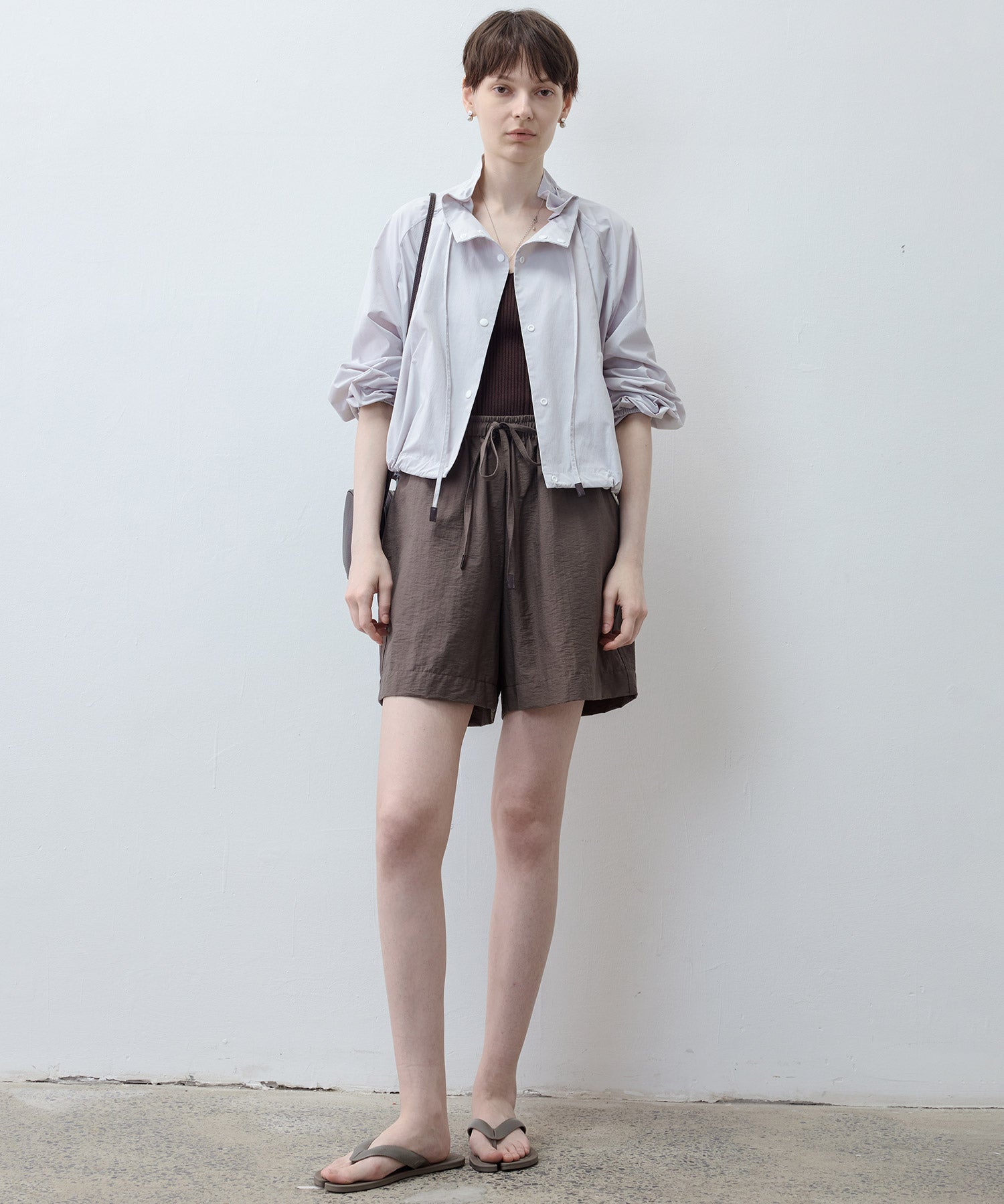 [tageechita] "T" embroidered Lina low straight pants