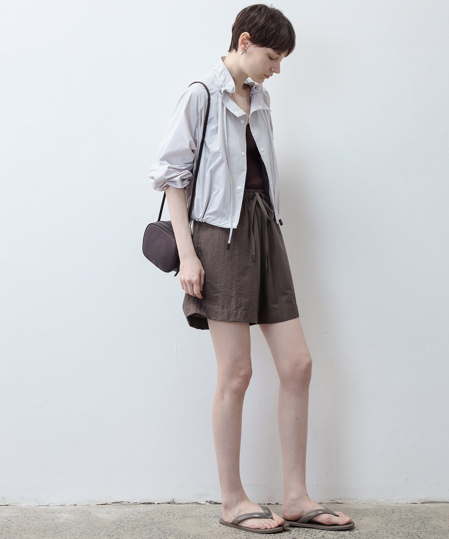 [tageechita] "T" embroidered Lina low straight pants