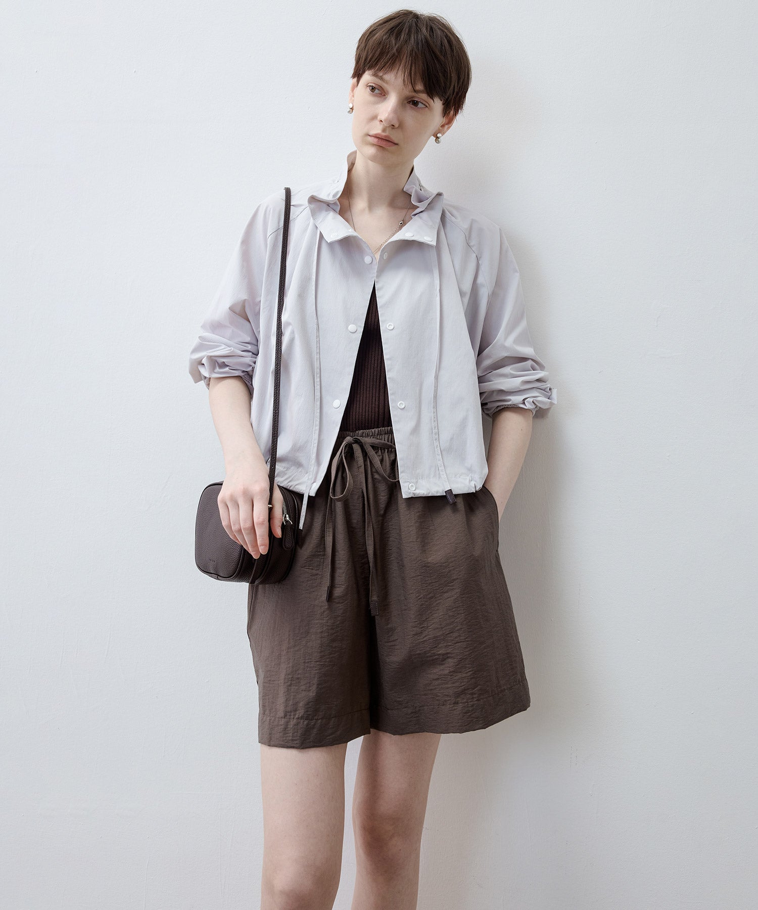 [tageechita] "T" embroidered Lina low straight pants