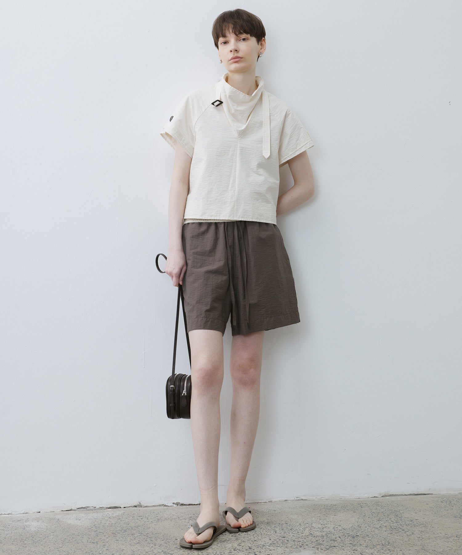 [tageechita] "T" embroidered Lina low straight pants