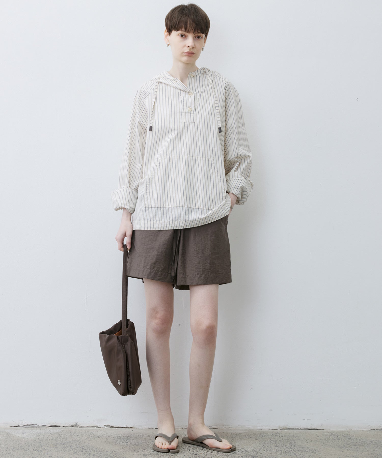 [tageechita] "T" embroidered Lina low straight pants
