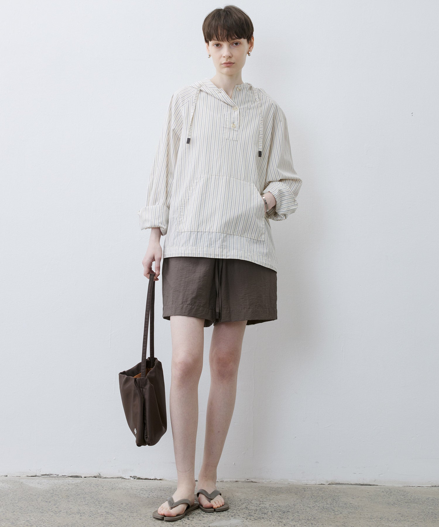 [tageechita] "T" embroidered Lina low straight pants