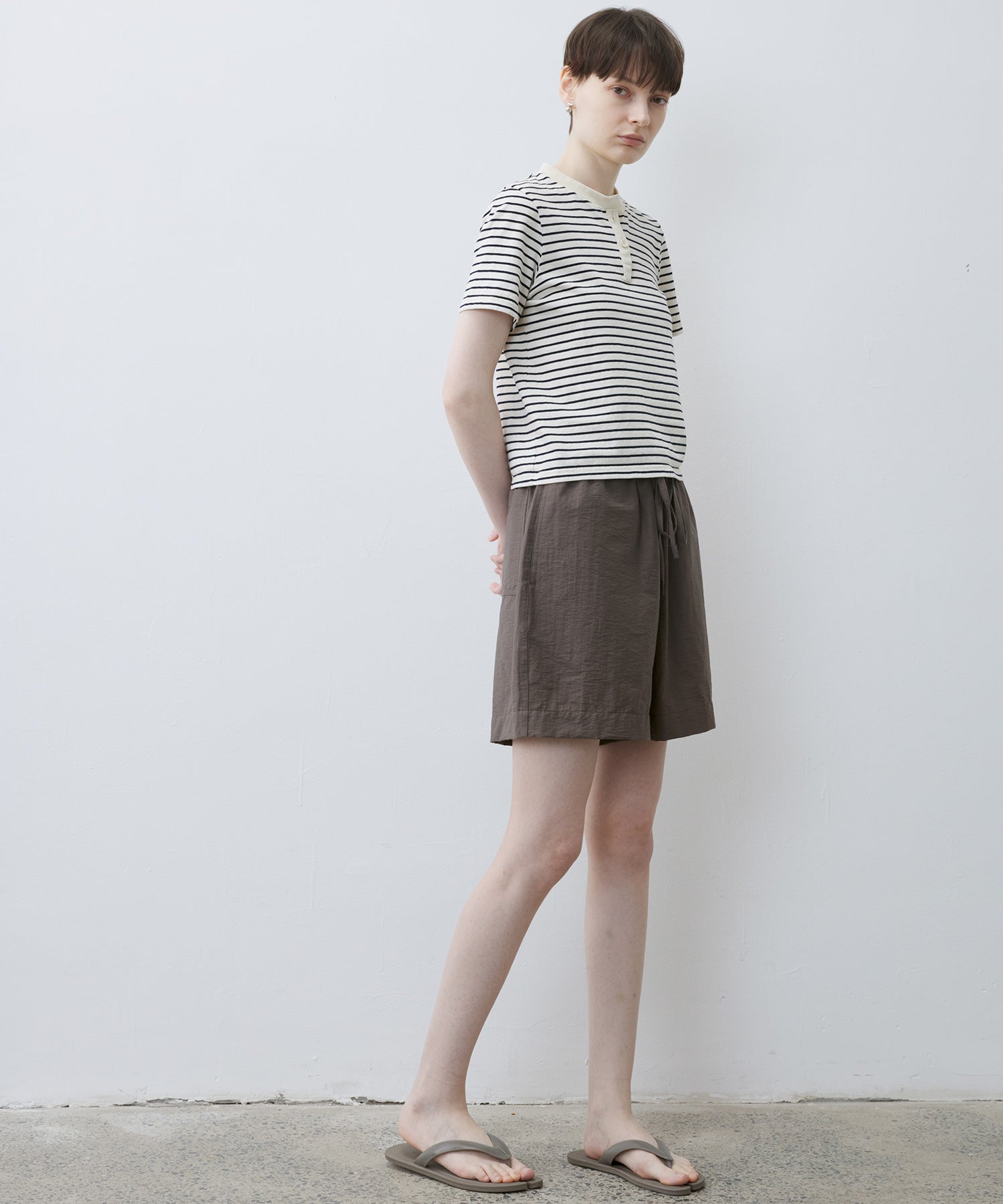 [tageechita] "T" embroidered Lina low straight pants