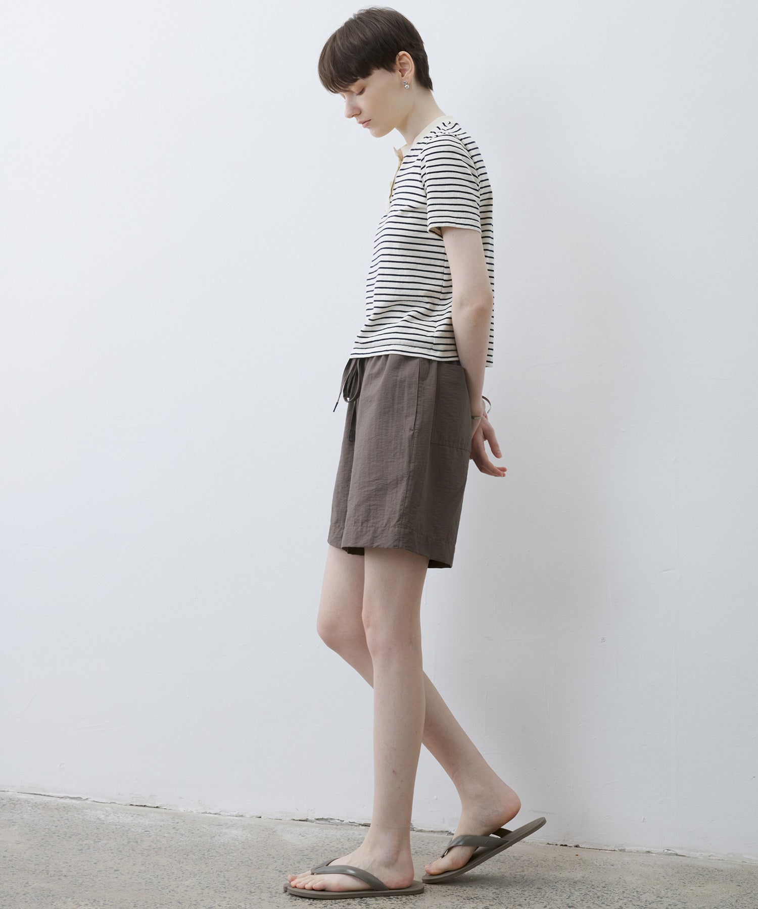 [tageechita] "T" embroidered Lina low straight pants