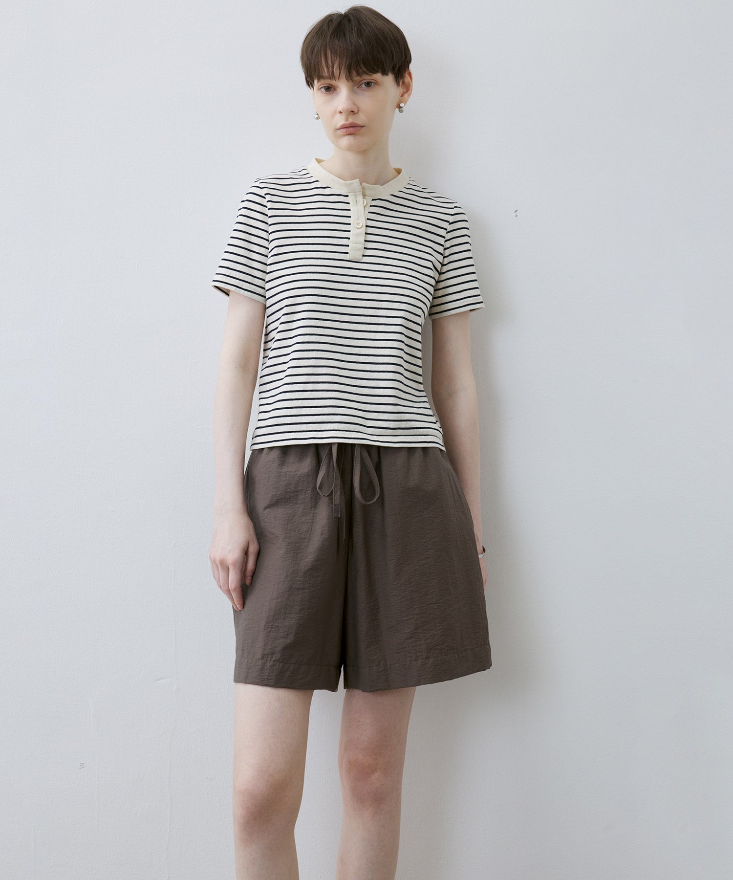 [tageechita] "T" embroidered Lina low straight pants