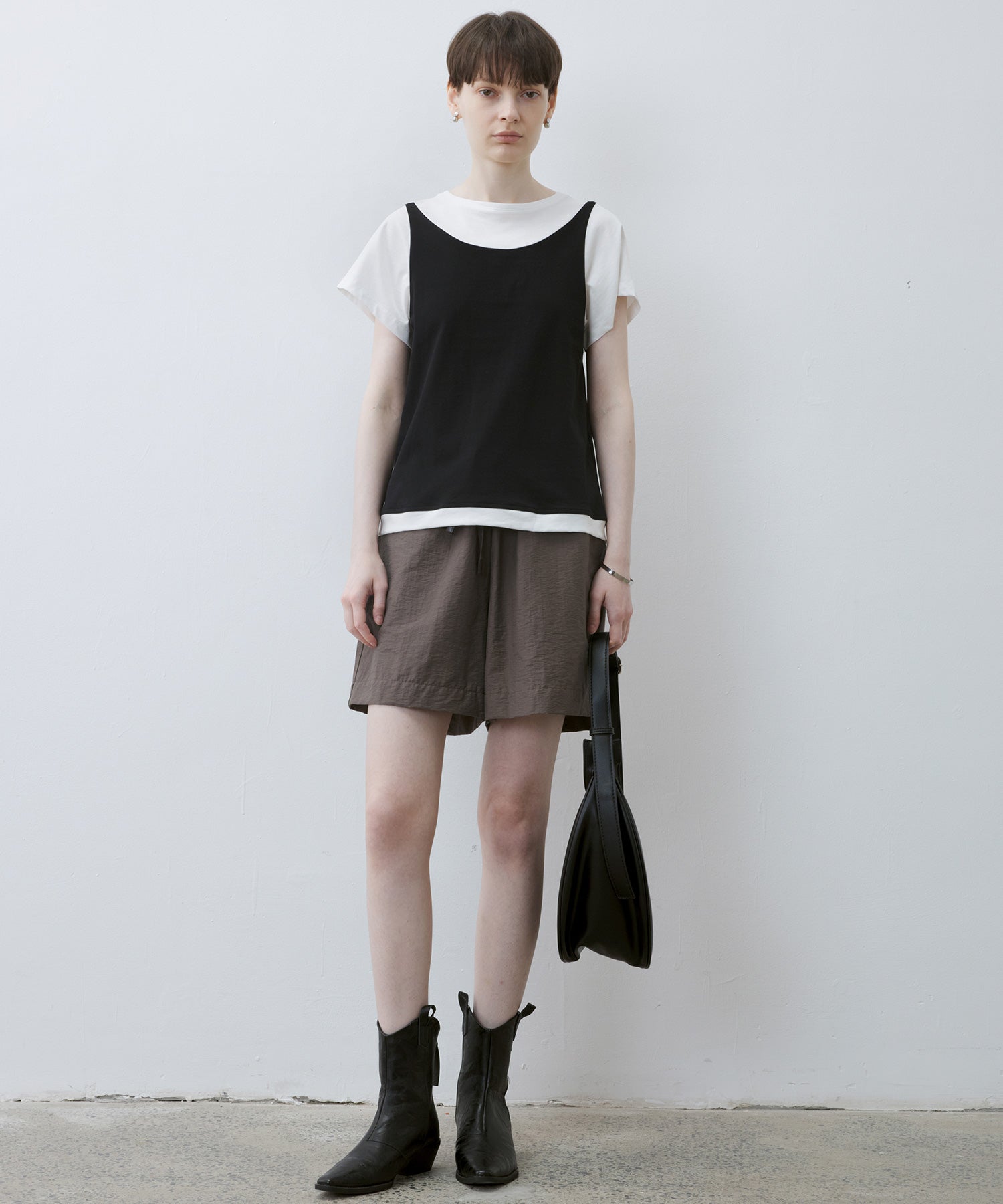 [tageechita] "T" embroidered Lina low straight pants