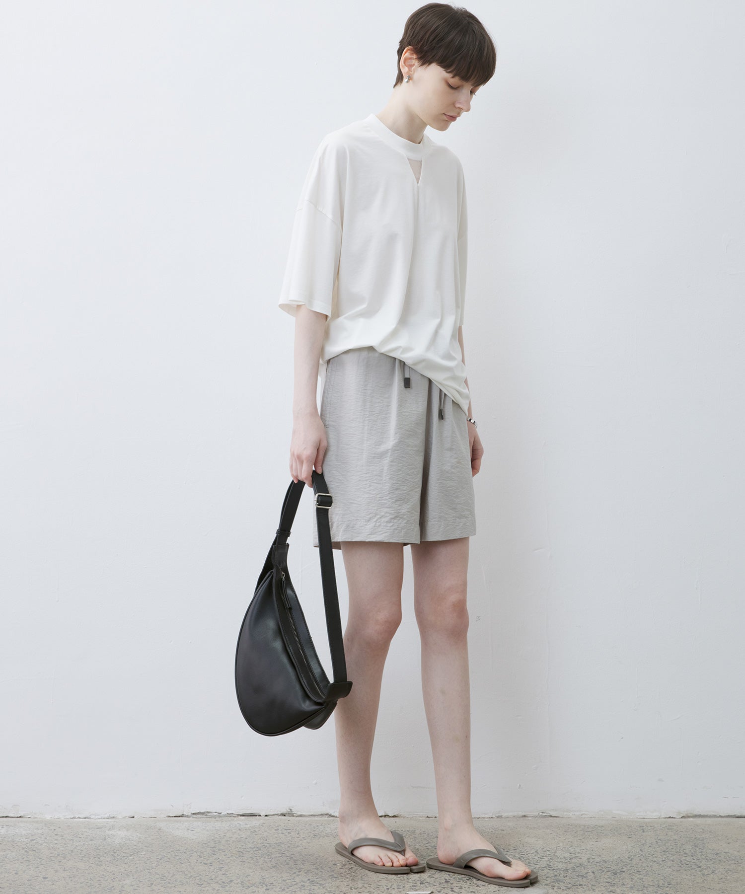 [tageechita] "T" embroidered Lina low straight pants