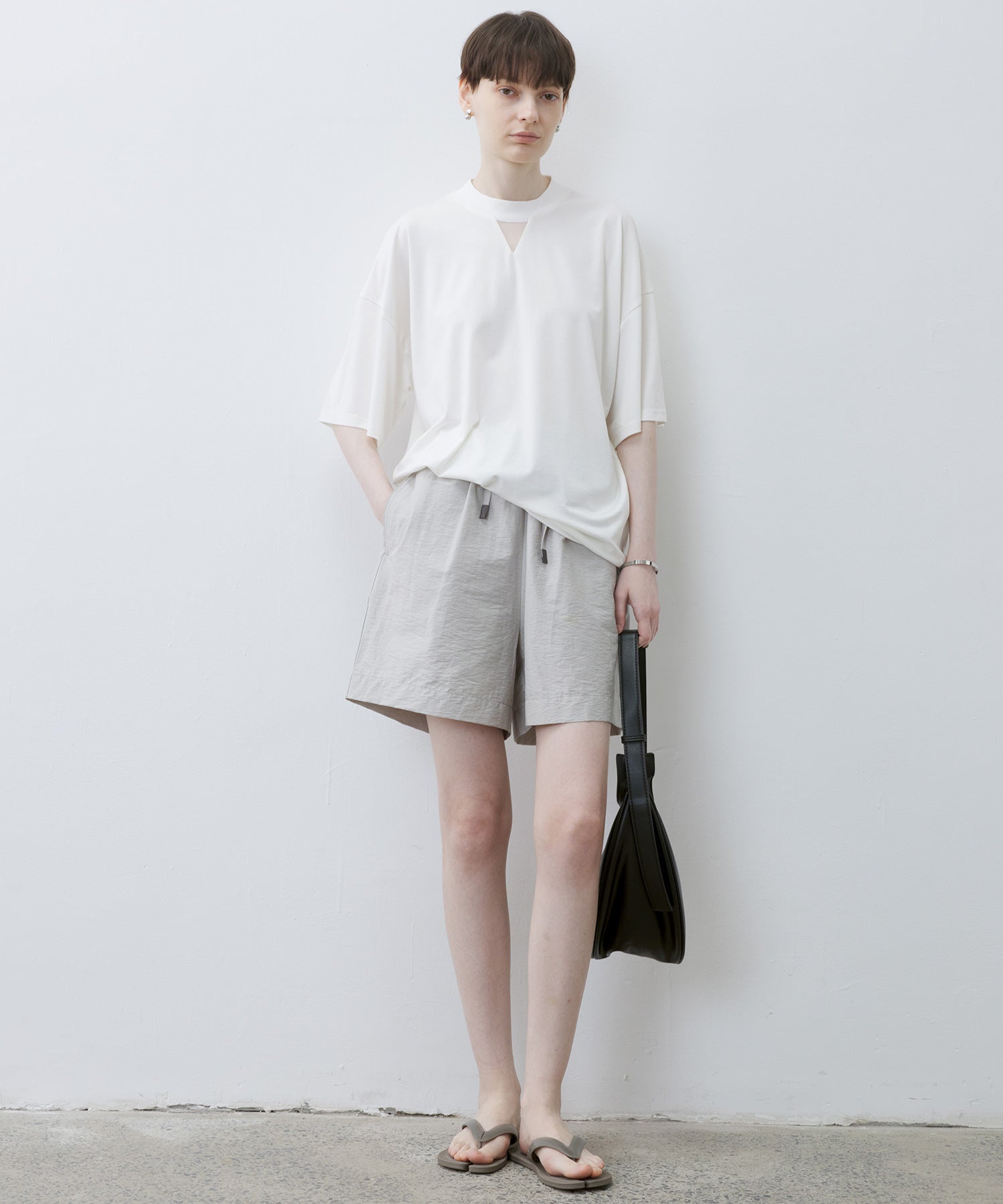 [tageechita] "T" embroidered Lina low straight pants