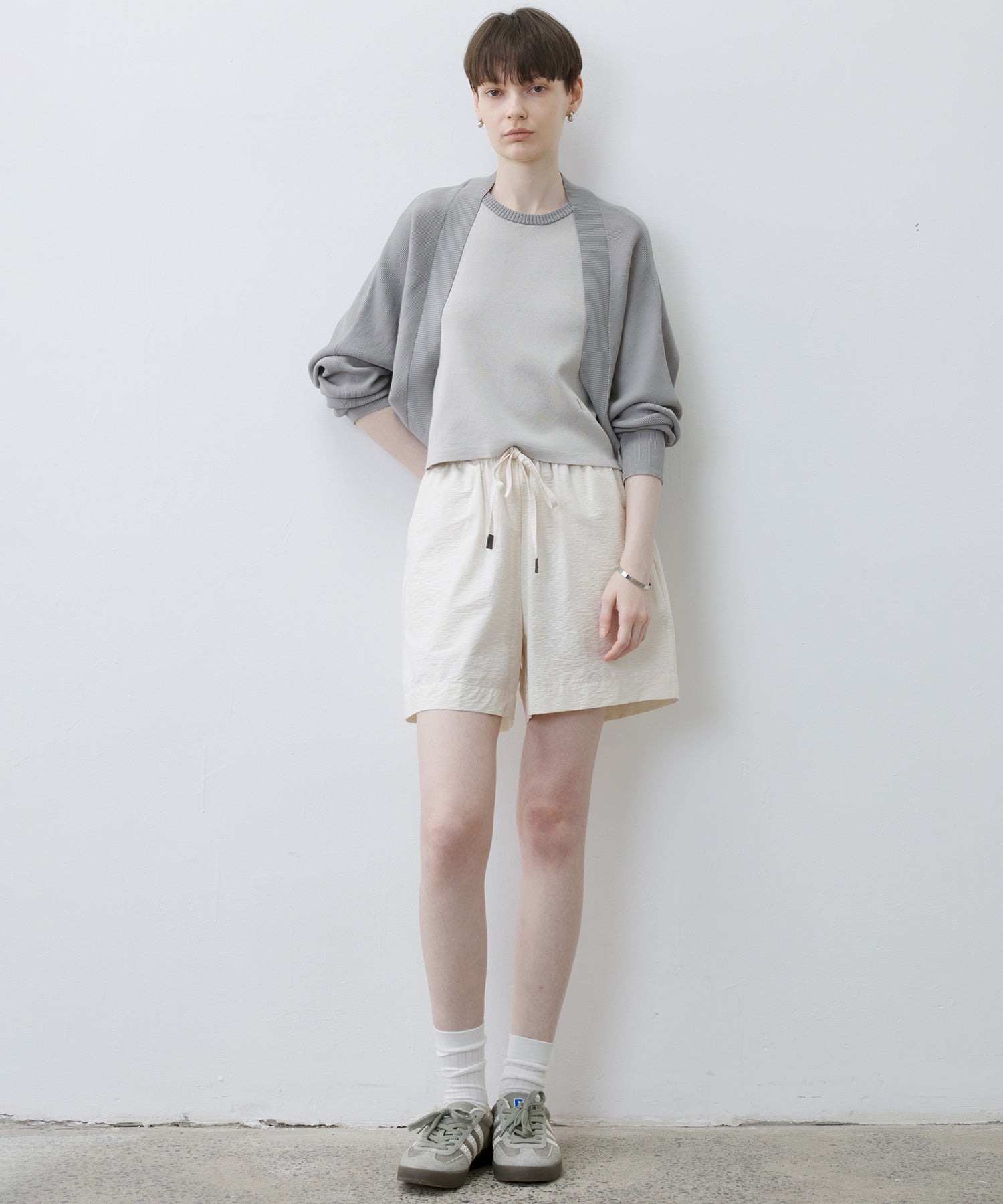 [tageechita] "T" embroidered Lina low straight pants