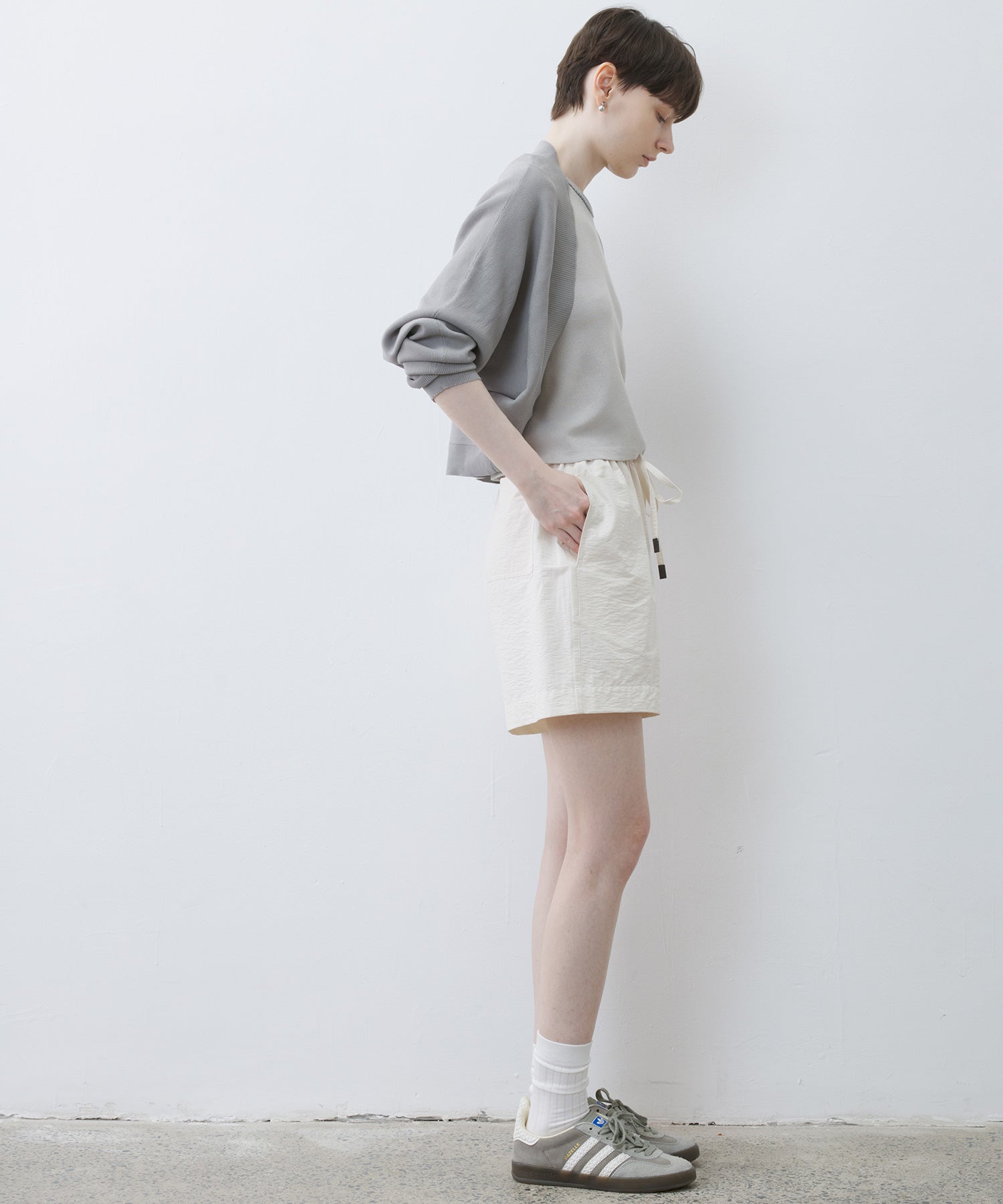 [tageechita] "T" embroidered Lina low straight pants