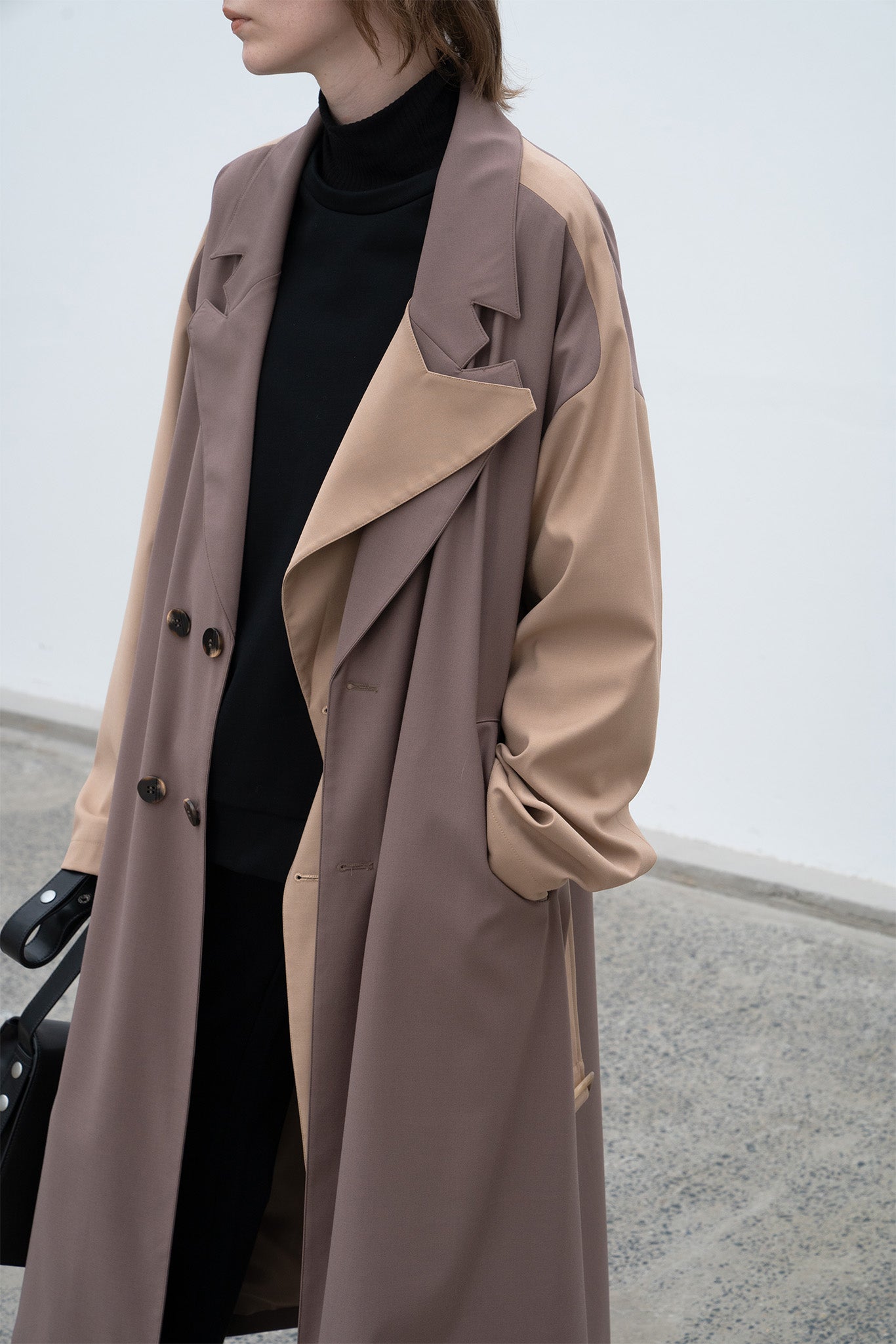 Layered bicolor oversilhouette trench coat 