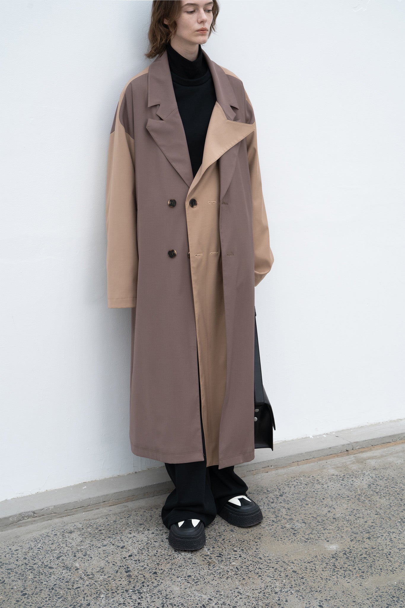 Layered bicolor oversilhouette trench coat 