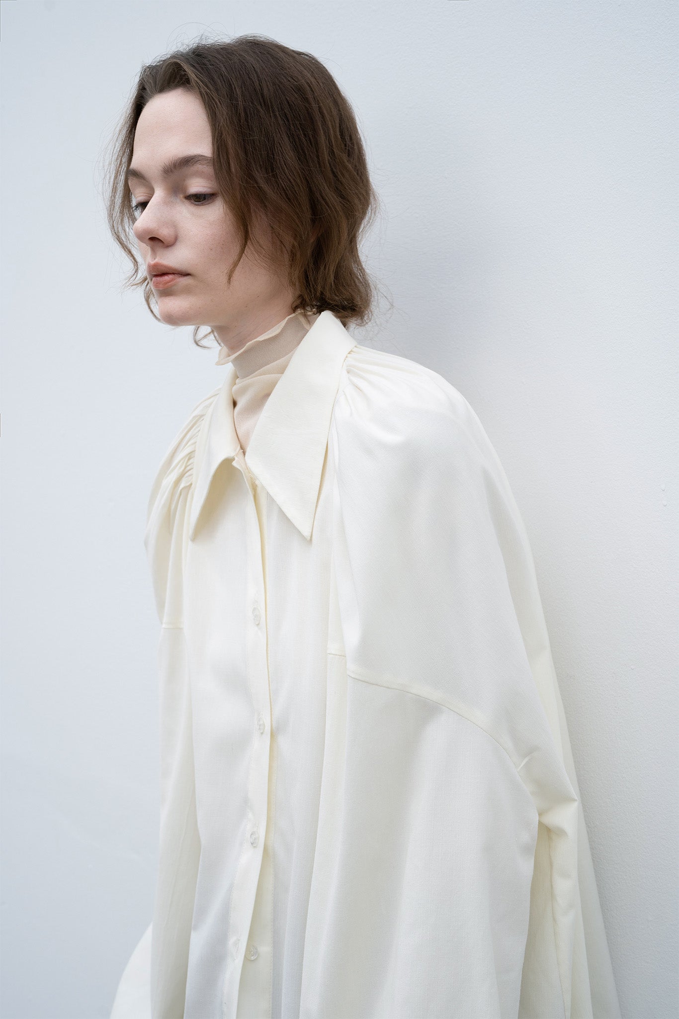 Gathered tuck shoulder volume sleeve over silhouette shirt 