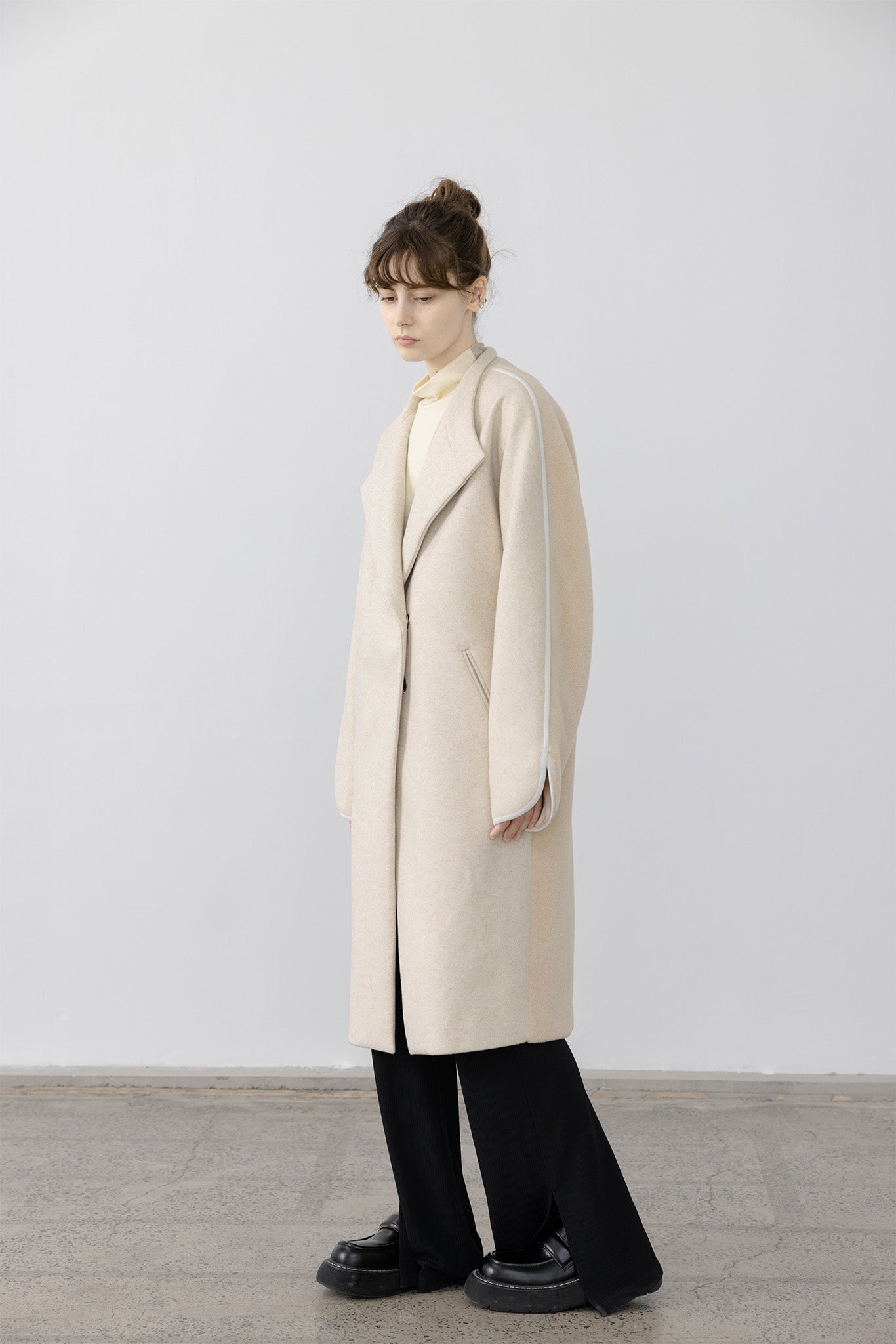 Round sleeve color piping long coat 