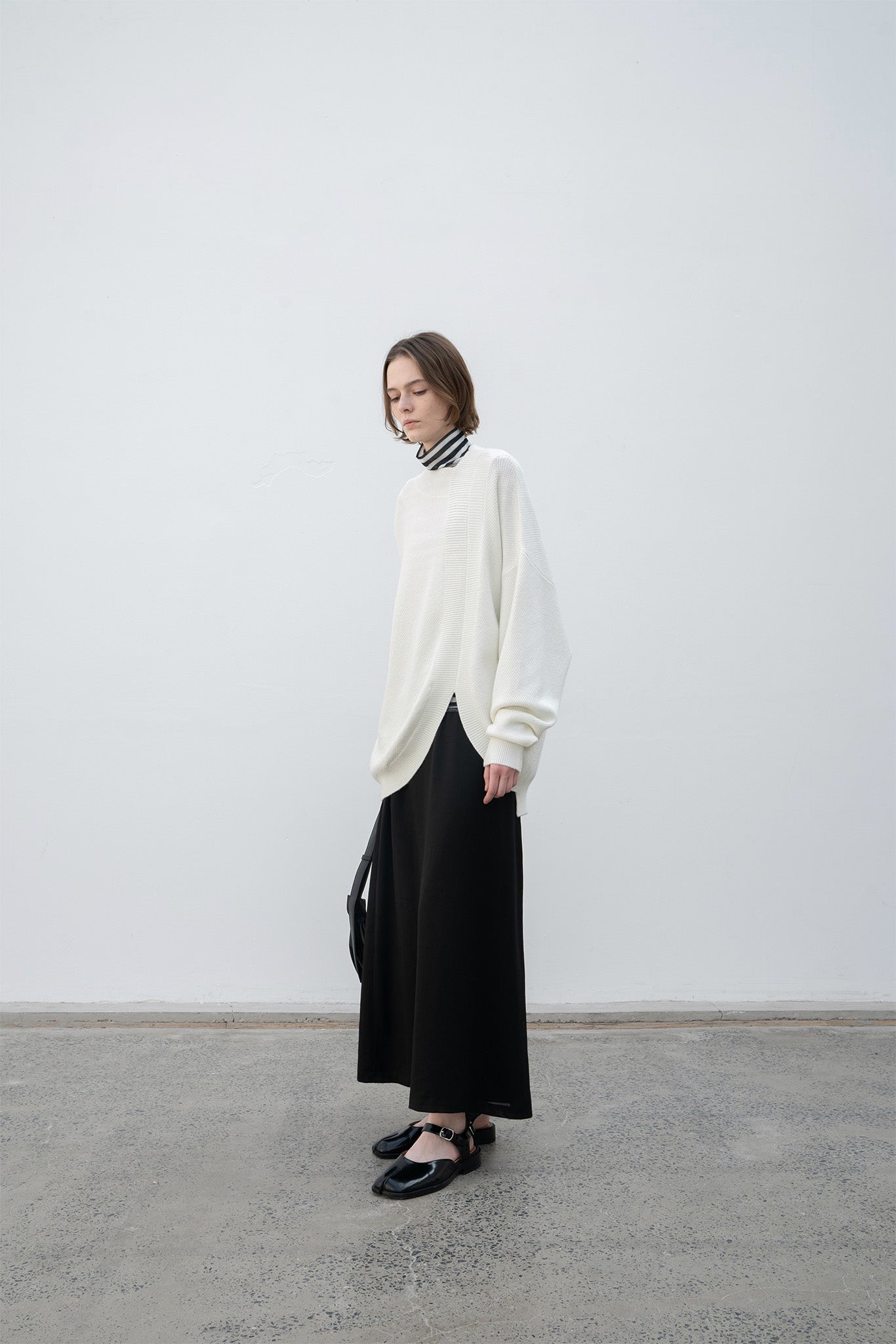 Round slit asymmetric design knit 